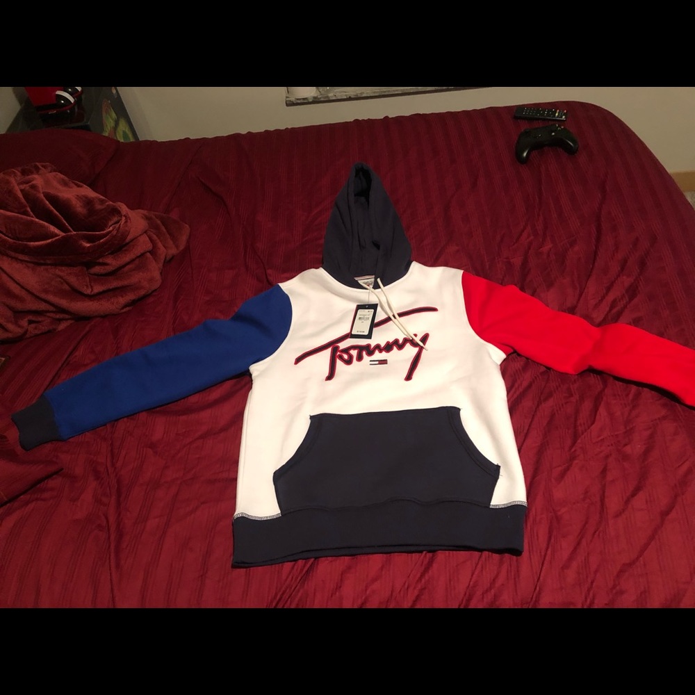 NWT TOMMY HILFIGURE Sweatshirt multi colored.